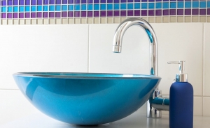 Niebieska szklana umywalka